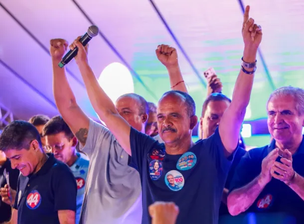 Diante de uma multidão, Elinaldo ganha promessa de apoio para ser o mais votado de Santo Amaro
