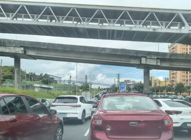 Acidente deixa Paralela travada nesta sexta-feira 