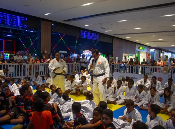  Prefeita Debora Regis entrega kimonos e uniformes e fortalece incentivo ao esporte entre estudantes