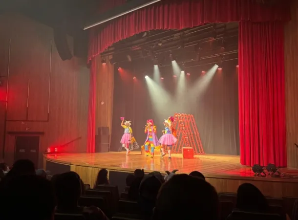 Prefeitura de Lauro de Freitas leva usuários do CAPS II ao teatro e proporciona experiência inclusiva