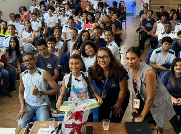  Aos 13 anos, Enzo inspira estudantes e motiva aluna a voltar a empreender durante Feira das Profissões em Abrantes