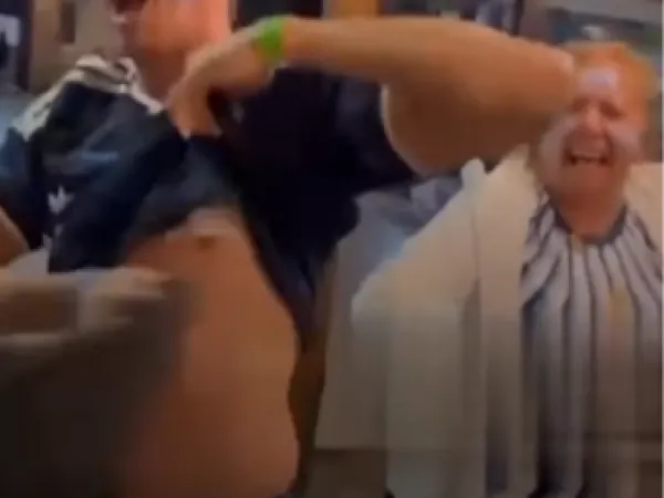Vídeo mostra torcedor argentino fazendo gesto racista durante comemoração na Bahia 