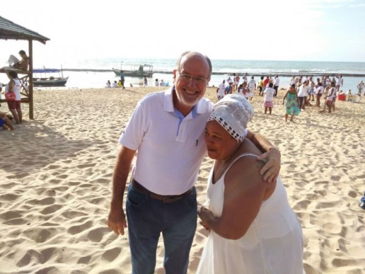 Vice prefeito recebendo abraços de Rose Braga, promotora cultural