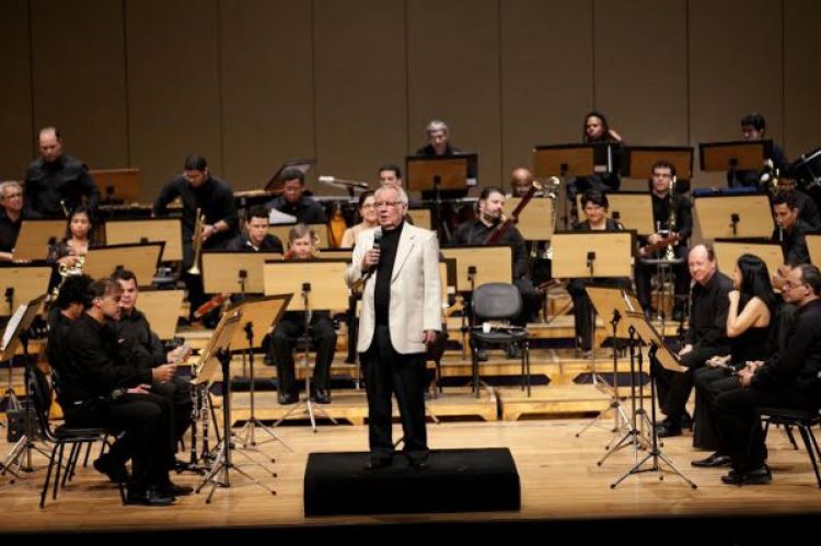 
Maestro Horst Schwebel durante concerto especial no TCA em 2013. ​(Foto: Adenor Gondim)
