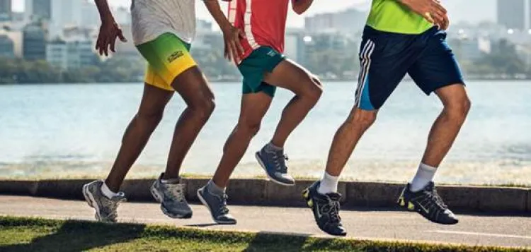 Resultado de imagem para homens caminhando no parque