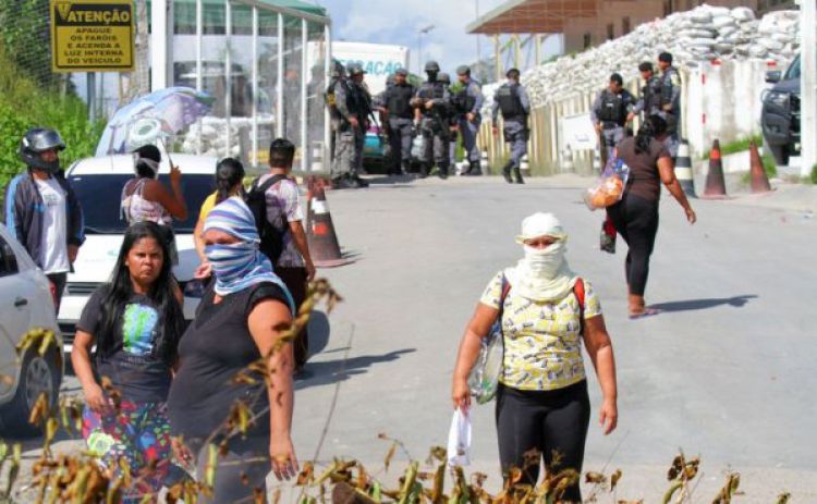Parentes de presos bloqueiam a entrada de uma prisão em Manaus (AM). - Reuters/Sandro Pereira/Direitos reservados