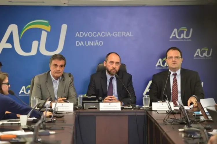 Brasília - O Ministro da Justiça, José Eduardo Cardozo; o Advogado Geral da União, Luiz Inácio Adams e o Ministro do Planejamento, Nelson Barbosa falam sobre o julgamento das contas de Dilma (Antonio Cruz/Agência Brasil)