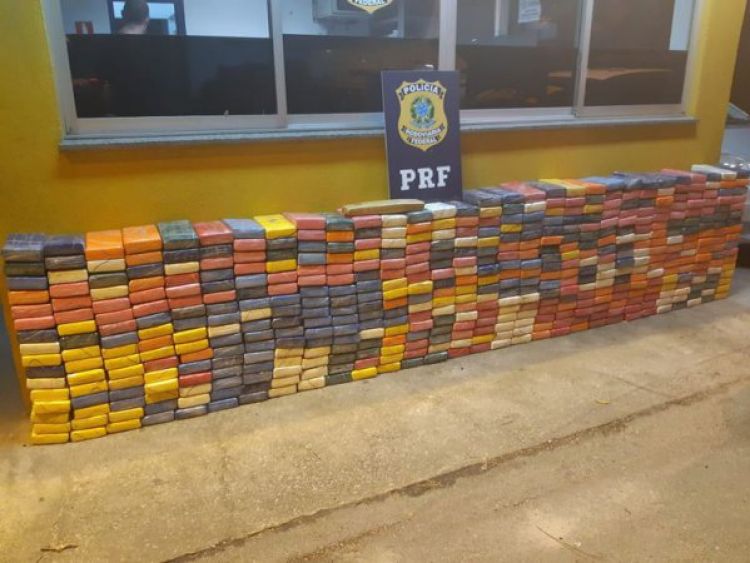 A cocaína estava escondida em um compartimento sob o assoalho de um caminhão - Divulgação PRF
