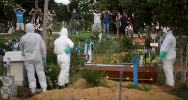 Enterro de homem de 34 anos que morreu devido ao coronavírus em cemitério de Manaus 10/04/2020 REUTERS/Bruno Kelly