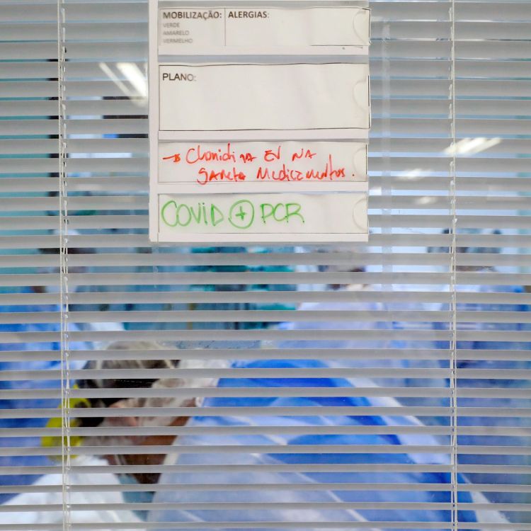 Paciente com coronavírus é tratado em hospital em Porto Alegre 17/04/2020 REUTERS/Diego Vara