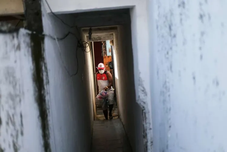 Líder comunitário deixa sua casa para distribuir doações da ONG Ação e Cidadania durante o surto de Covid-19 nos arredores da cidade do Rio de Janeiro 18/04/2020 REUTERS/Ricardo Moraes