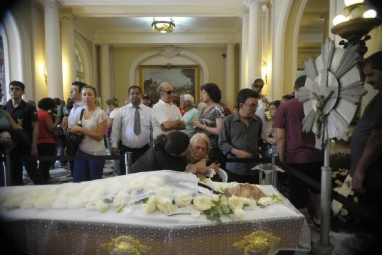 Rio de Janeiro - O corpo do produtor, ator e apresentador Luiz Carlos Miele, que morreu ontem aos 77 anos, está sendo velado na Câmara dos Vereadores do Rio (Tânia