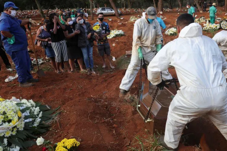 
Enterro de Geraldo Magalhãs, que morreu de Covid-19, no cemitério de Vila Formosa, em São Paulo, Brasil, 22/05/2020. REUTERS/Amanda Perobelli