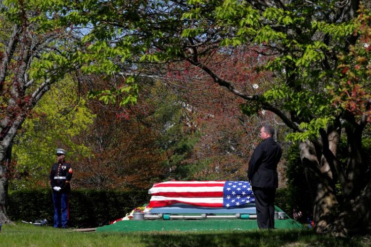 Bandeira dos Estados Unidos disposta sob caixão é vista no Estado de Massachussetts. 04/05/2020. REUTERS/Brian Snyder.