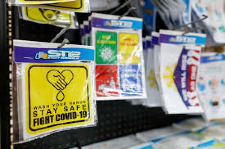 Adesivos com indicação de medidas pra conter a disseminação da Covid-19 nas Filipinas