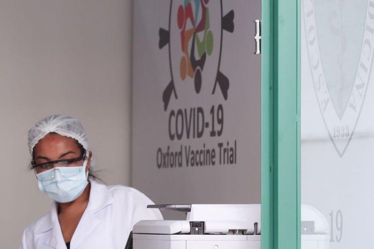 Funcionária da Universidade Federal de São Paulo no local onde está sendo testada a vacina Oxford Reuters