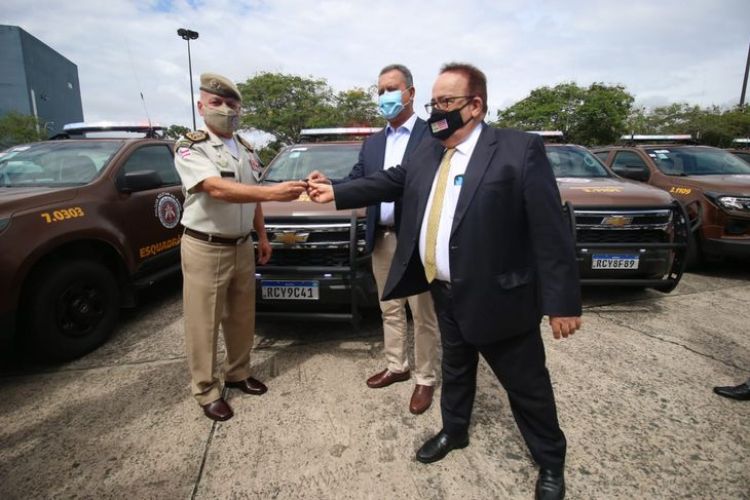 Entrega simbólica de chave de viatura  Imagem: Alberto Maraux