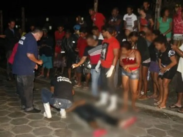 Adolescente é morto após ser atacado enquanto
andava de bicileta junto com namorada
(Foto: Uinderlei Guimarães / Sulbahianews)