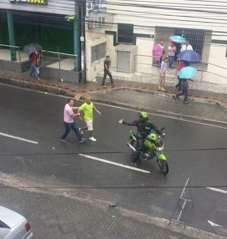 Foto: Divulgação/Facebook  (O baleado é o de camisa verde)
