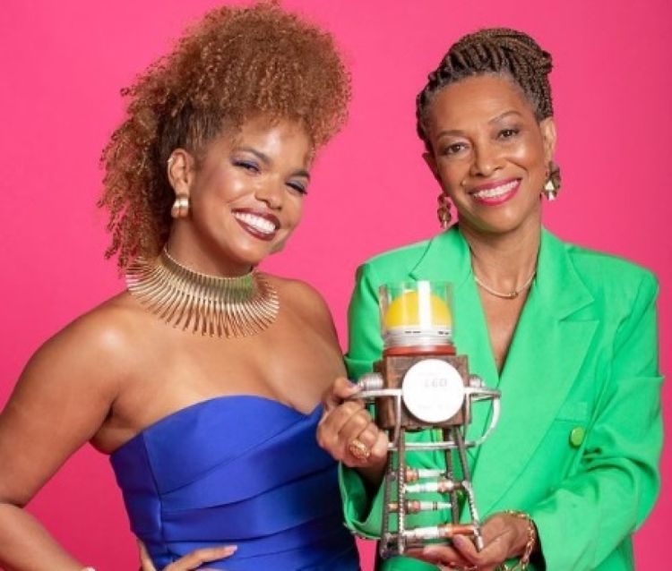 Vitalina Silva ao lado da madrinha do projeto e atriz, Jeniffer Nascimento