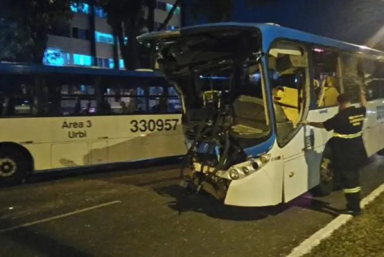 
Um ônibus bateu em outro e provocou engavetamento com carros que estavam à frenteAline Leal/Agência Brasil