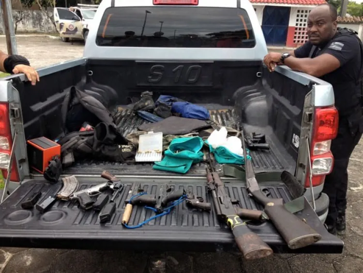 Armas e coletes apreendidos após confronto (Foto: Leandro Alves/ Bahia na Mídia)