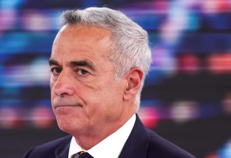 Calin Georgescu participa de debate entre candidatos a presidente em Bucareste, na Romênia — Foto: Inquam Photos/Octav Ganea via REUTERS