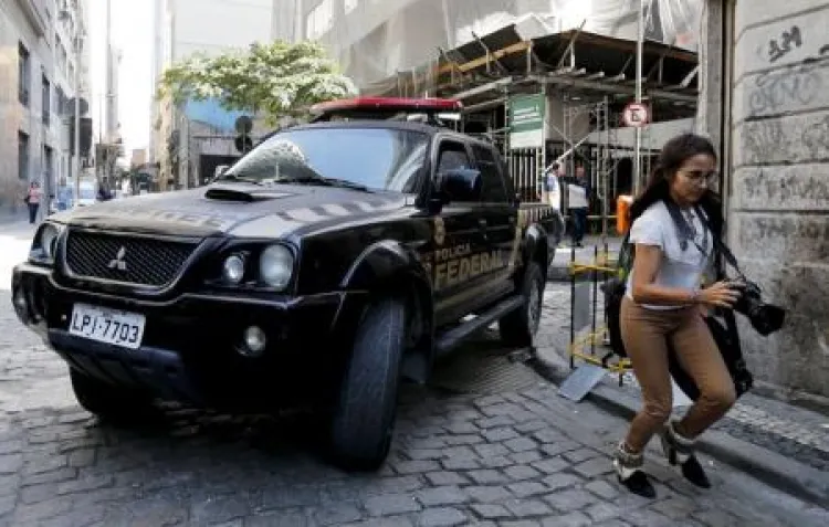  Carro da Polícia Federal deixa a sede da Eletronuclear no Rio de Janeiro nesta terça-feira.  REUTERS/Sergio Moraes