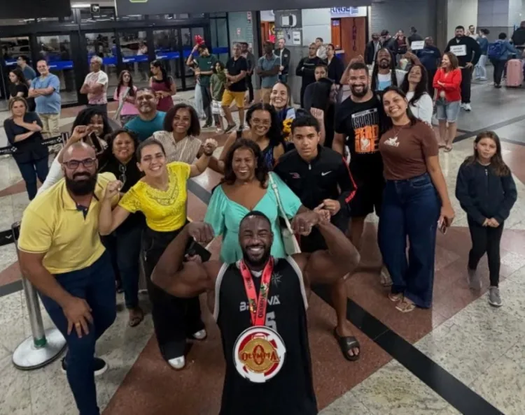 Momento em que o atleta é recebido pela família no Aeroporto de Salvador.