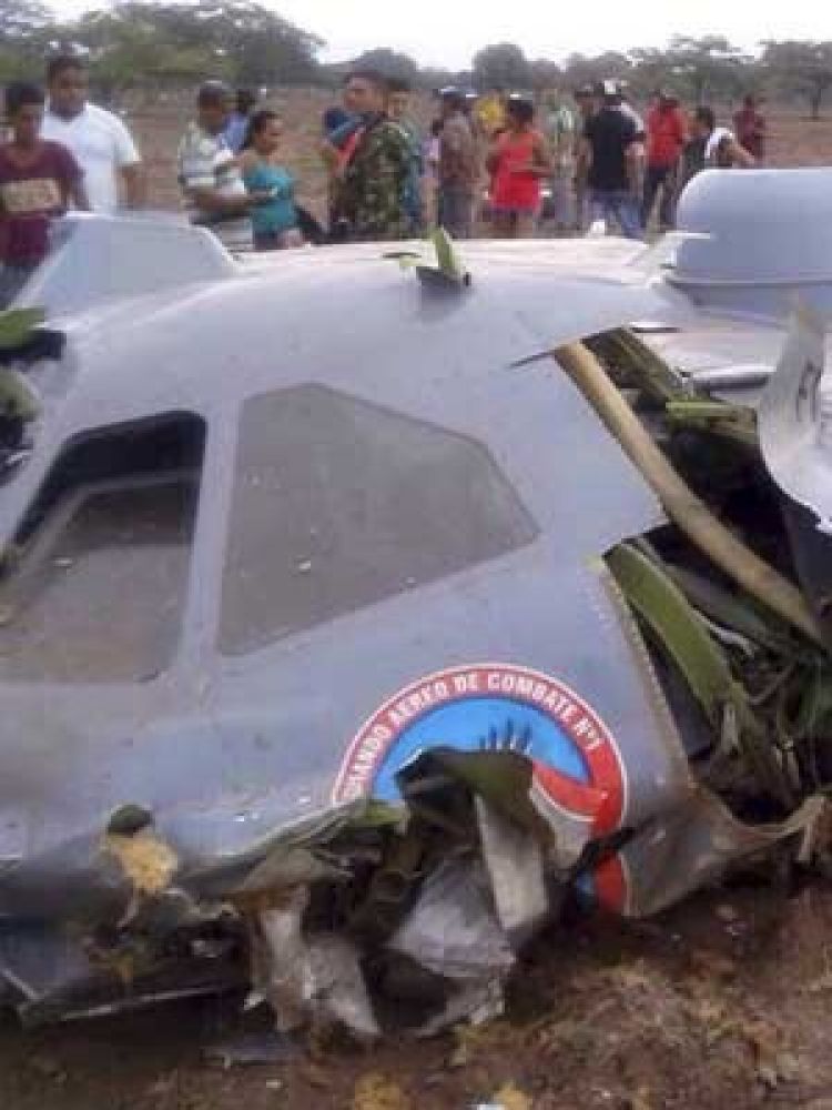 Destroços de avião militar que caiu na Colômbia (Foto: Força Aérea Colombiana / via Reuters)