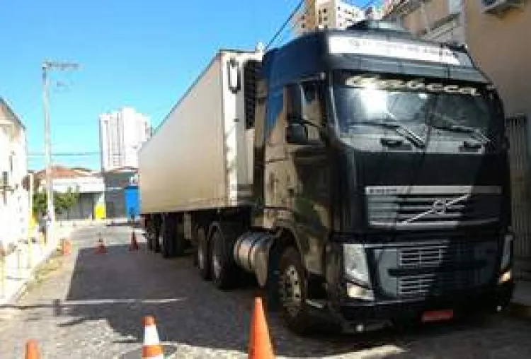 Caminhão frigorífico chega ao Itep para receber corpos de detentos 