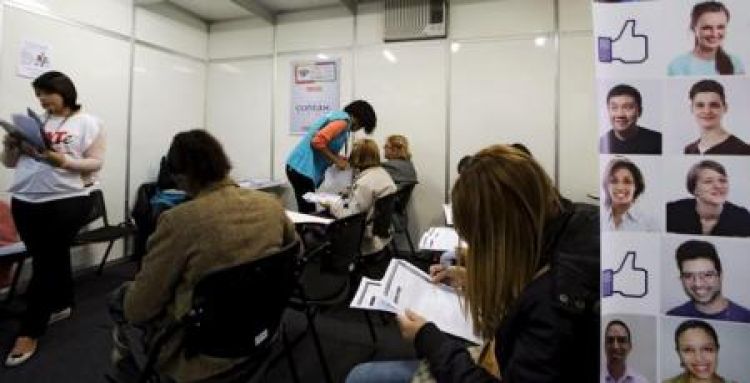 Pessoas preenchendo fichas de emprego, em São Paulo. 
Reuters/Paulo Whitaker