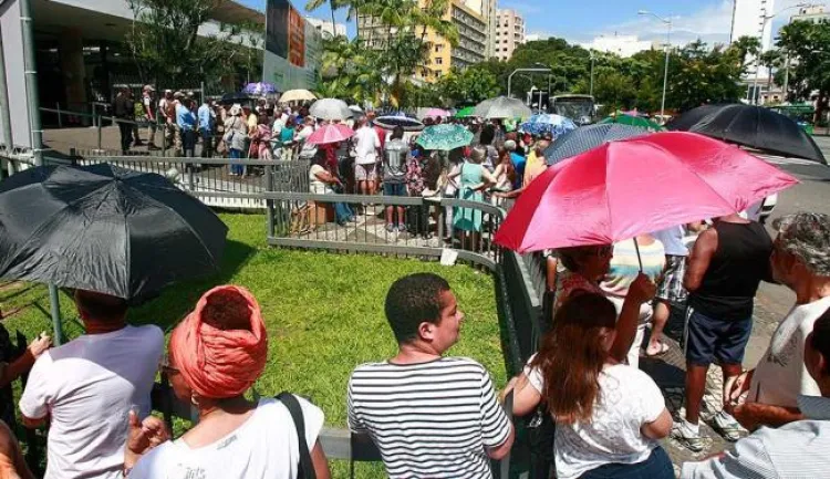 Fãs se aglomeraram em frente ao TCA para conseguir ingressos - Foto: Fernando Amorim | Ag. A TARDE



