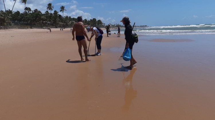 Foto Moura Positivo/Portal Abrantes, voluntários na praia de Jauá