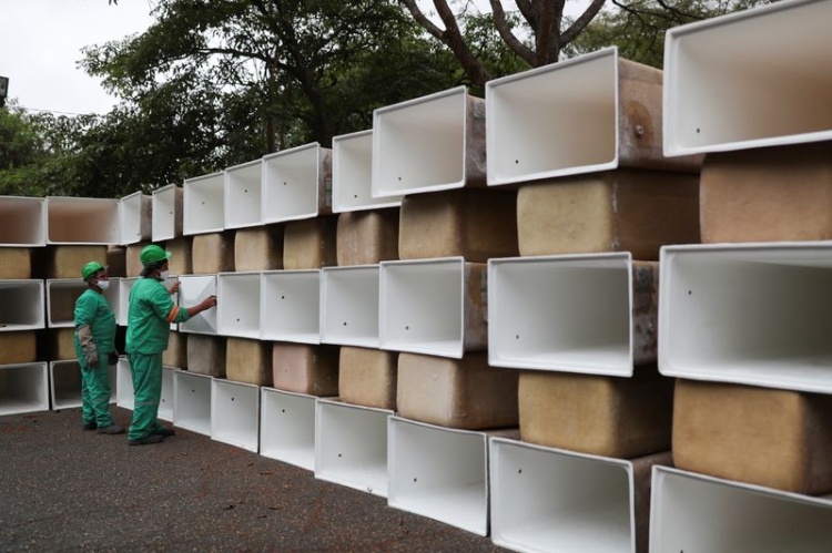 Funcionários instalam novos espaços para caixões em cemitério municipal de São Paulo 14/05/2020 REUTERS/Amanda Perobelli