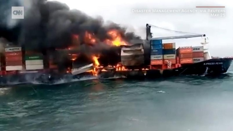Navio de contâiners em chamas na costa do Sri Lanka (02 de junho de 2021) Foto: Reprodução / CNN Internacional
